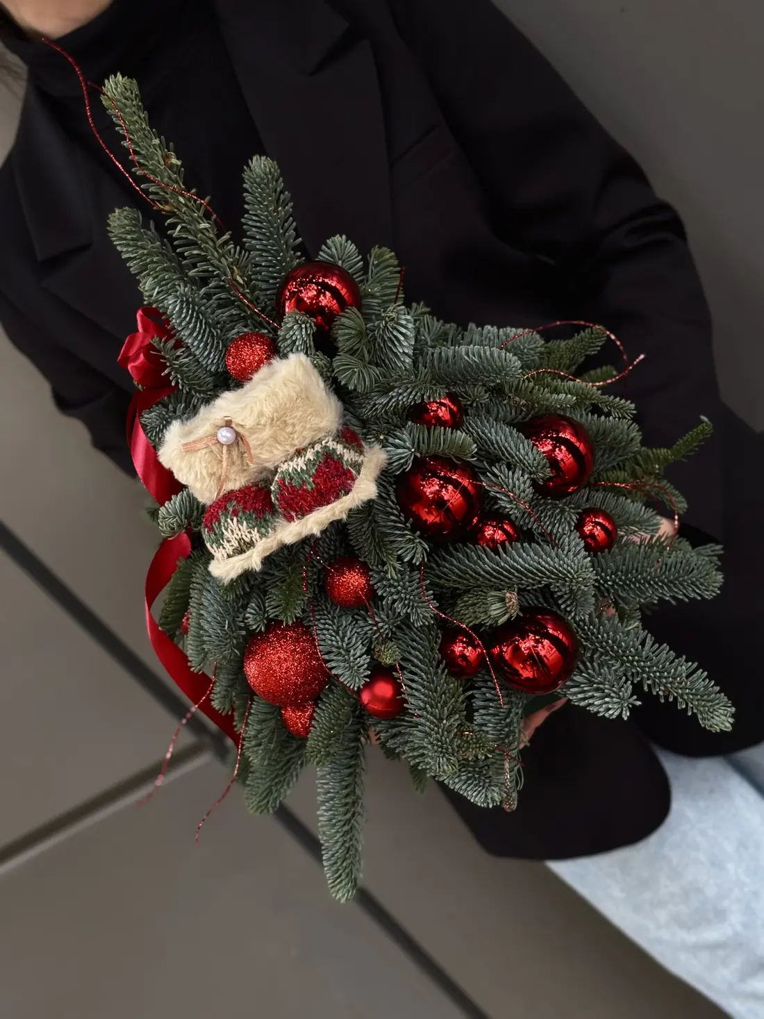 Новогодняя композиция из хвои с красными шарами